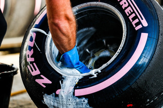 Un ingegnere lava una gomma Pirelli Hypersoft