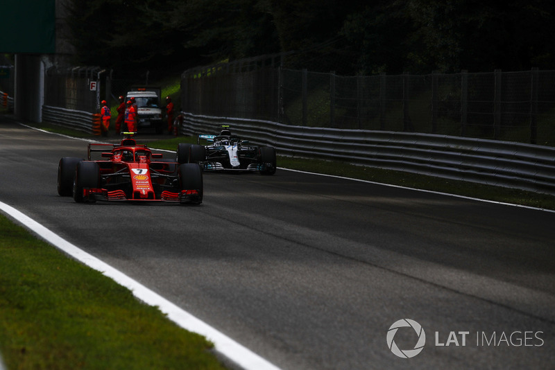 Kimi Raikkonen, Ferrari SF71H y Valtteri Bottas, Mercedes AMG F1 W09
