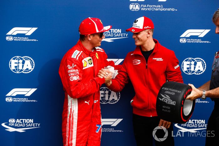 Mick Schumacher otorga a Kimi Raikkonen, Ferrari, el Pirelli Pole Position award