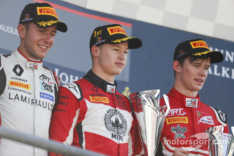 Podio: Nikita Mazepin, ART Grand Prix, Callum Ilott, ART Grand Prix y Anthoine Hubert, ART Grand Prix