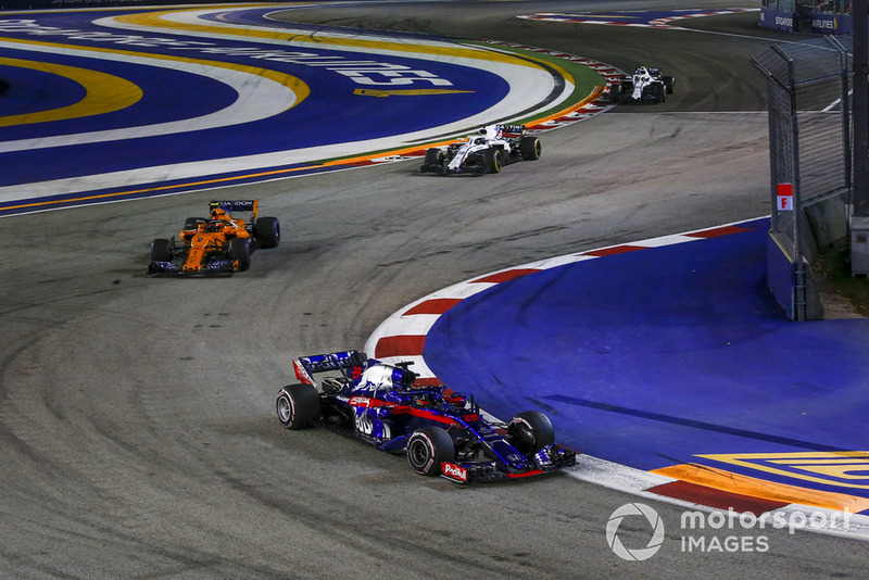 Brendon Hartley, Scuderia Toro Rosso STR13 en Stoffel Vandoorne, McLaren MCL33 