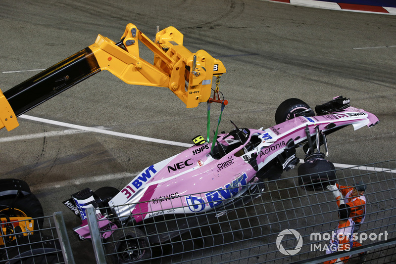The crashed car of Esteban Ocon, Racing Point Force India VJM11 is recovered