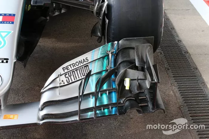 Detalle del alerón delantero del Mercedes AMG F1 W09 