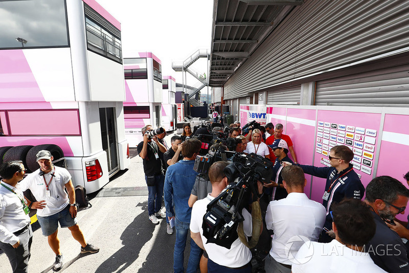 Sergio Perez, Force India, parla con i media