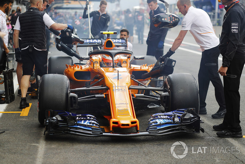 Stoffel Vandoorne, McLaren MCL33, is serviced in his pit area