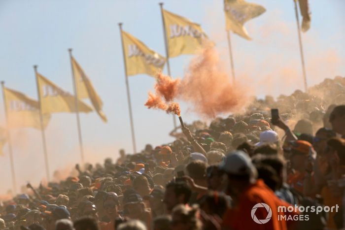 Fans holandeses en las gradas con bengalas de humo