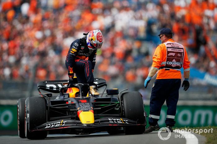 Max Verstappen, Red Bull Racing RB18, se baja de su coche tras detenerse en el circuito