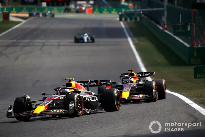 Sergio Pérez, Red Bull Racing RB18, Max Verstappen, Red Bull Racing RB18