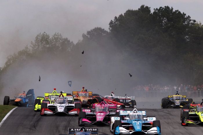 Choque en la salida de Felix Rosenqvist, Arrow McLaren SP Chevrolet, Ryan Hunter-Reay, Andretti Autosport Honda , Rinus VeeKay, Ed Carpenter Racing Chevrolet