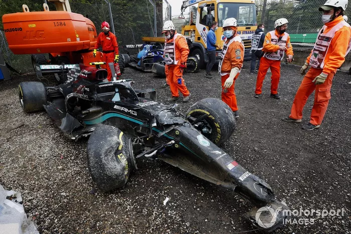 Los comisarios retiran el coche de Valtteri Bottas, Mercedes W12 tras el accidente