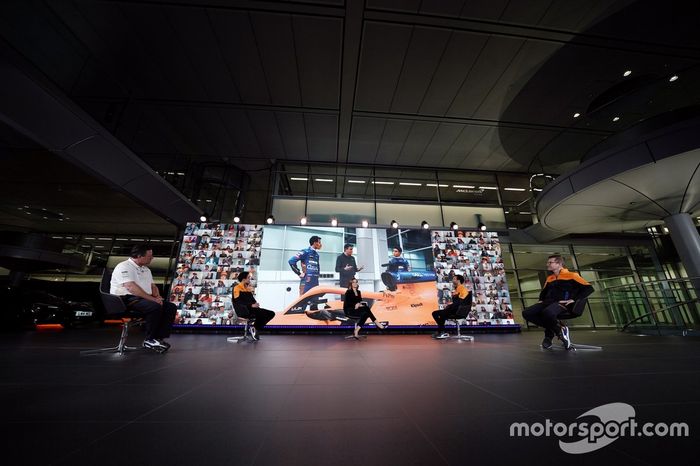 Zak Brown, CEO de McLaren Racing, Lando Norris, Natalie Pinkham, Daniel Ricciardo y Andreas Seidl, Team Principal, McLaren F1