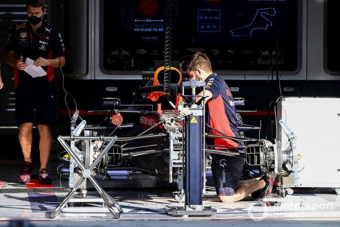 Un mecánico trabajando en el Red Bull Racing RB16 