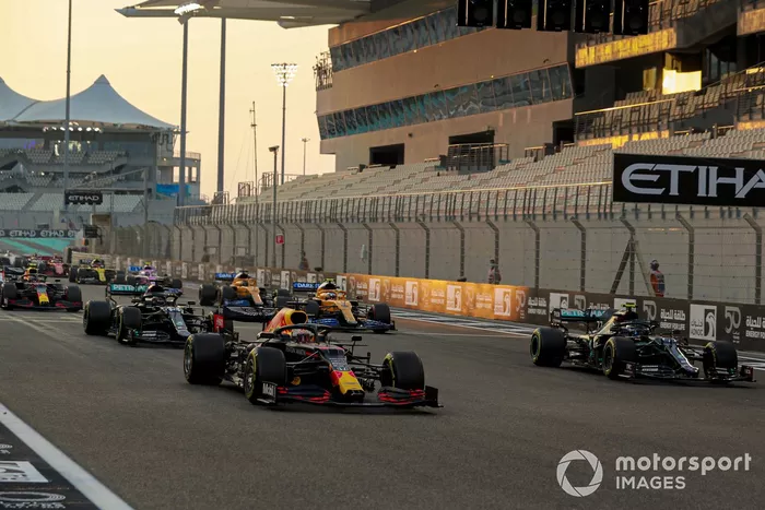 Max Verstappen, Red Bull Racing RB16, Valtteri Bottas, Mercedes F1 W11, Lewis Hamilton, Mercedes F1 W11, Lando Norris, McLaren MCL35, Alex Albon, Red Bull Racing RB16, al inicio de la carrera