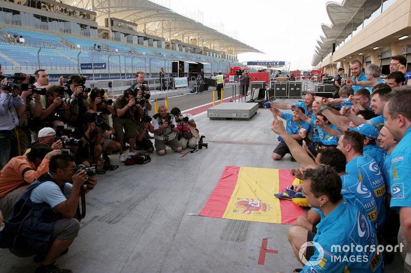 Fernando Alonso,  Renault, celebra el triunfo con el equipo
