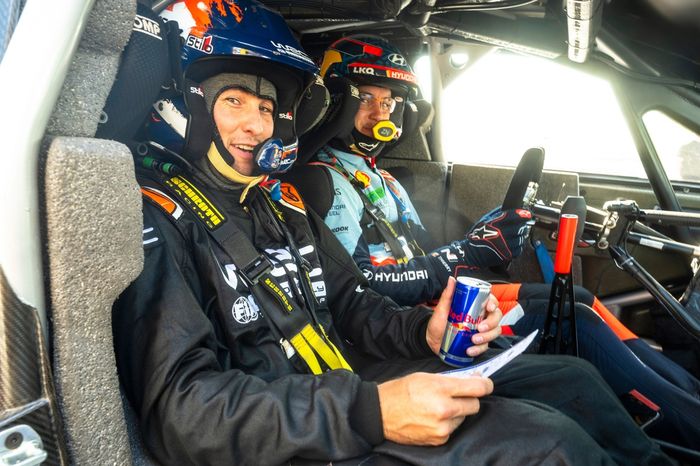 Thierry Neuville, Hyundai World Rally Team con Corey Funk