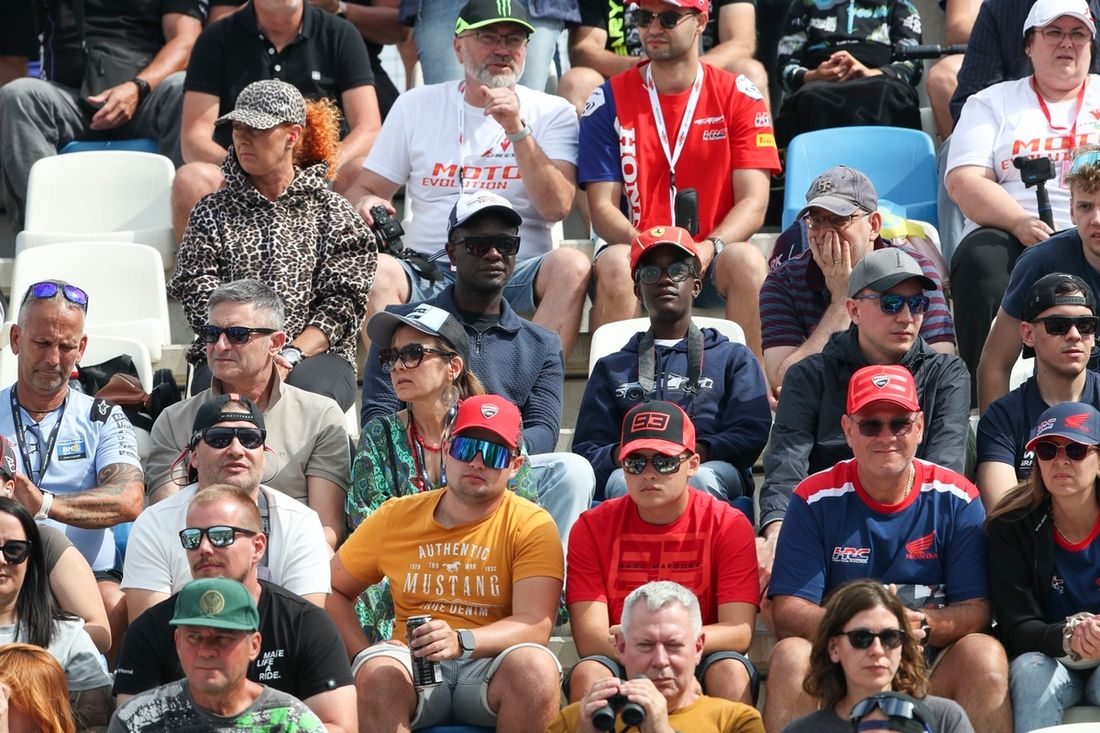 Kibice oglądają zawody z trybun.