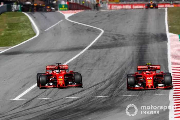 Sebastian Vettel, Ferrari SF90, con Charles Leclerc, Ferrari SF90
