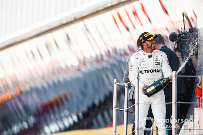 Podio: ganador de la carrera Lewis Hamilton, Mercedes AMG F1 celebra con el champán