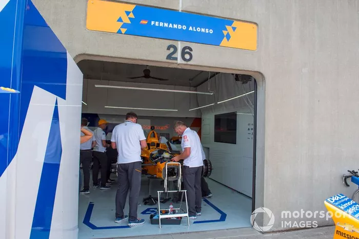Fernando Alonso, McLaren Racing Chevrolet, crew prepare spare car after accident