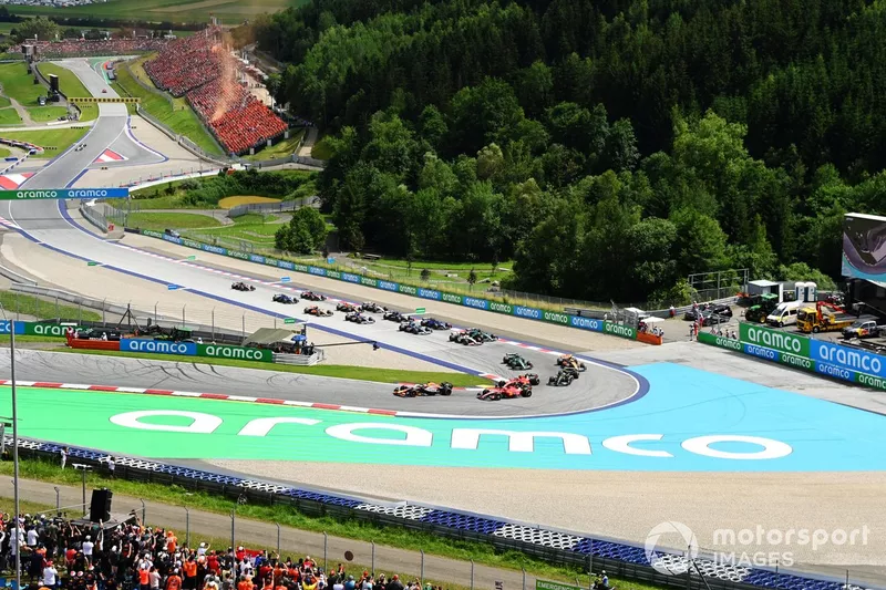 Max Verstappen, Red Bull Racing RB19, Charles Leclerc, Ferrari SF-23, Carlos Sainz, Ferrari SF-23, il resto dello schieramento alla partenza