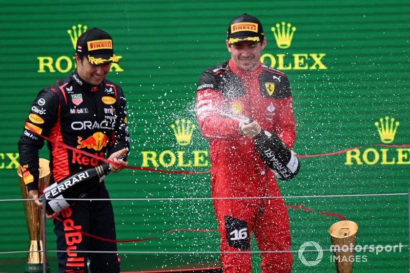 Sergio Perez, Red Bull Racing, 3° posizione, Charles Leclerc, Scuderia Ferrari, 2° posizione, spray Champagne sul podio