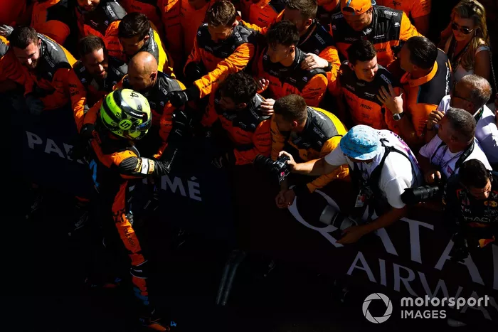 Lando Norris, McLaren, 2ª posición, celebra con su equipo su llegada a Parc Ferme