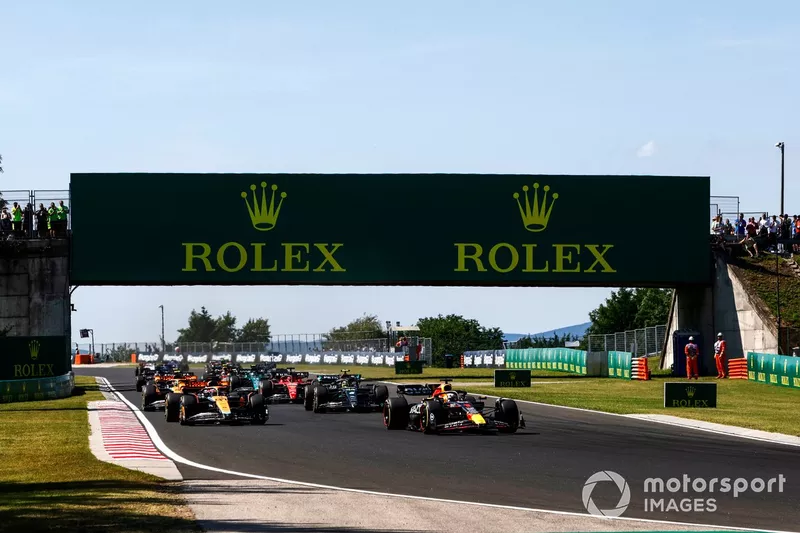 Max Verstappen, Red Bull Racing RB19, Oscar Piastri, McLaren MCL60, Lando Norris, McLaren MCL60, Lewis Hamilton, Mercedes F1 W14, Charles Leclerc, Ferrari SF-23, il resto dello schieramento