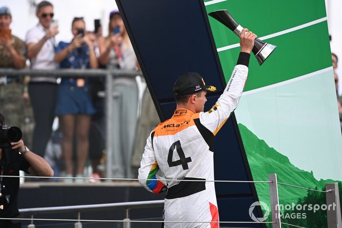 Lando Norris, McLaren, 2ª posición, abandona el podio con su trofeo y Champagne