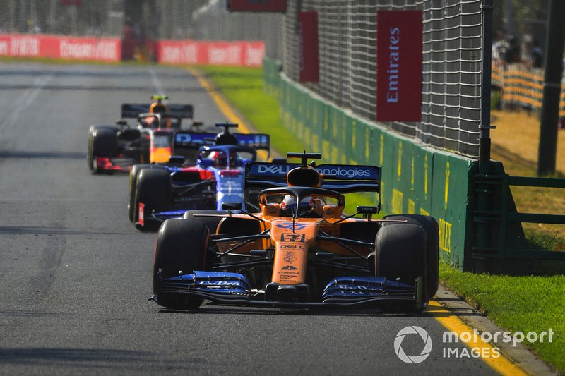 Carlos Sainz Jr., McLaren MCL34, precede Daniil Kvyat, Toro Rosso STR14, e Pierre Gasly, Red Bull Racing RB15