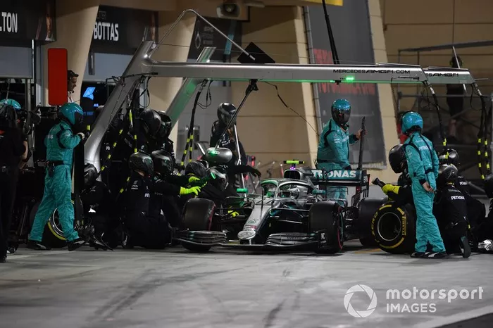 Valtteri Bottas, Mercedes AMG W10, en pits