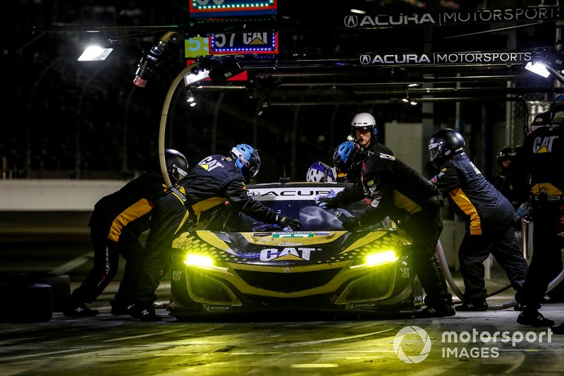 #57 Meyer Shank Racing w/ Curb-Agajanian Acura NSX GT3, GTD: Katherine Legge, Ana Beatriz, Simona De Silvestro, Christina Nielsen, au stand