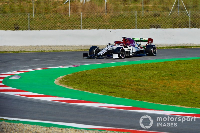 Kimi Raikkonen, Alfa Romeo Racing C38, va in testacoda e finisce nella sabbia, nella mattinata di apertura dei test