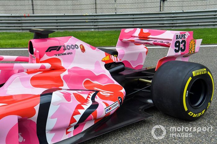 Coche decorado con motivo de la carrera 1.000