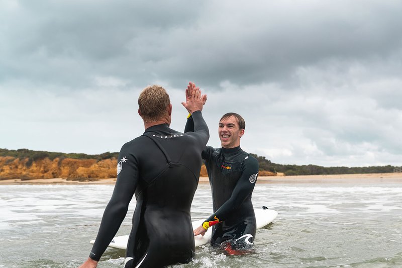 Pierre Gasly, Red Bull Racing, va faire du surf avec Mick Fanning