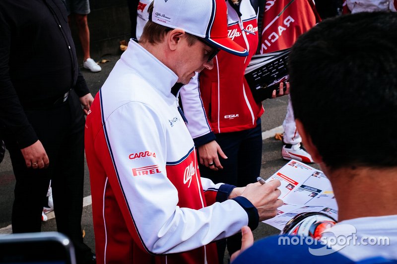 Kimi Raikkonen, Alfa Romeo Racing firma autógrafos para los aficionados