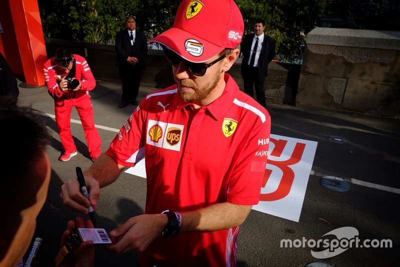 Sebastian Vettel, Ferrari, firma autografi ai tifosi