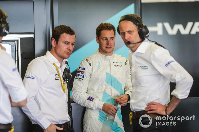 Stoffel Vandoorne, HWA Racelab, VFE-05, I teh garage with his team 