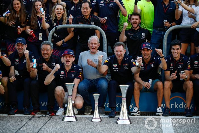 Adrian Newey, director técnico de Red Bull Racing, Masashi Yamamoto, director general de Honda Motorsport, Helmut Marko, asesor de Red Bull Racing, Christian Horner, director de equipo de Red Bull Racing, Max Verstappen, Red Bull Racing y Sergio Pérez, Re