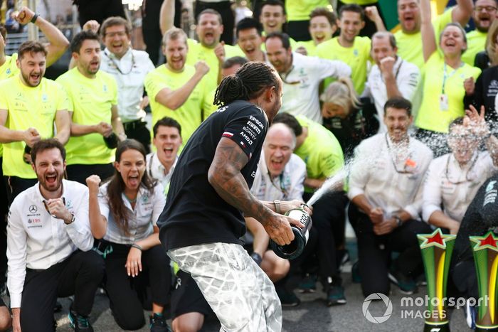Lewis Hamilton, Mercedes, rocía champán mientras celebra con su equipo tras la carrera
