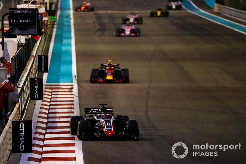 Romain Grosjean, Haas F1 Team VF-18, precede Max Verstappen, Red Bull Racing RB14