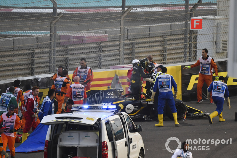 Medics and marshals assist Nico Hulkenberg, Renault Sport F1 Team R.S. 18 who crashed and rolled on lap one 