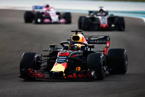 Daniel Ricciardo, Red Bull Racing RB14 voor Romain Grosjean, Haas F1 Team VF-18 en Esteban Ocon, Racing Point Force India VJM11 