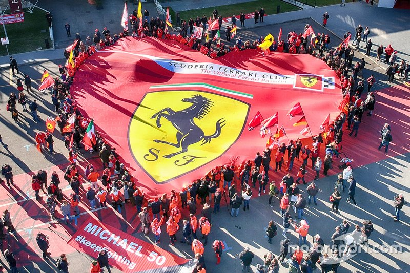Bandera de Ferrari en la exposición 'Michael 50' en el Museo Ferrari en Maranello