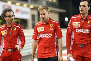 Sebastian Vettel, Ferrari parcourt la piste à pied avec Laurent Mekies, Ferrari et Riccardo Adami, ingénieur de course de Ferrari