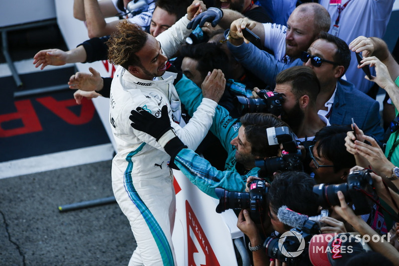 Lewis Hamilton, Mercedes AMG F1, merayakan kemenangannya di GP Jepang