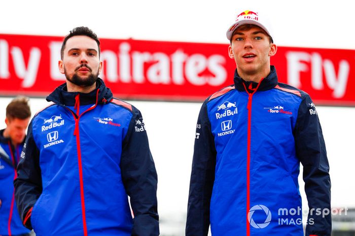 Pierre Gasly, Scuderia Toro Rosso, caminan por el circuito