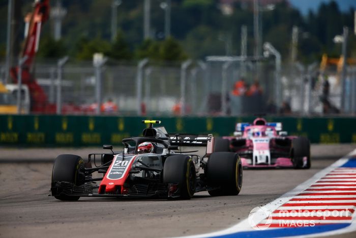 Kevin Magnussen, Haas F1 Team VF-18, Sergio Perez, Racing Point Force India VJM11