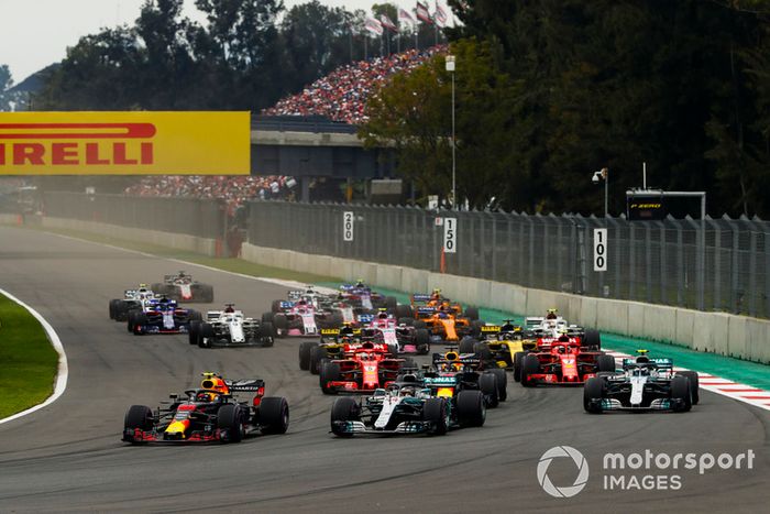 Max Verstappen, Red Bull Racing RB14, Lewis Hamilton, Mercedes AMG F1 W09 EQ Power+, Max Verstappen, Red Bull Racing RB14, y Valtteri Bottas, Mercedes AMG F1 W09 EQ Power+, al inicio