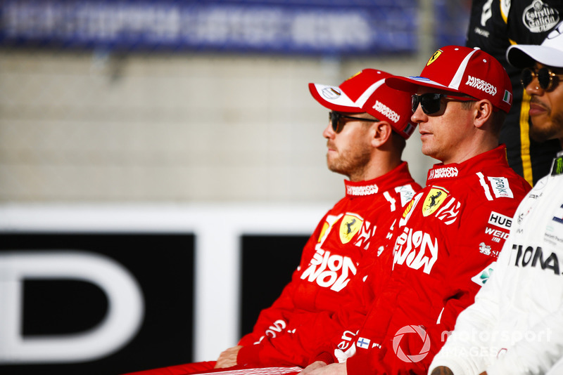 Sebastian Vettel, Ferrari y Kimi Raikkonen, Ferrari se preparan para la foto de fin de año