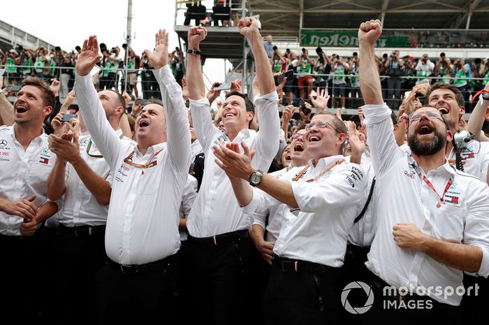 Ron Meadows, Director Deportivo, Mercedes AMG, Toto Wolff, Director Ejecutivo (Negocio), Mercedes AMG y compañeros de equipo de Mercedes celebran la pole para Lewis Hamilton, Mercedes AMG F1
